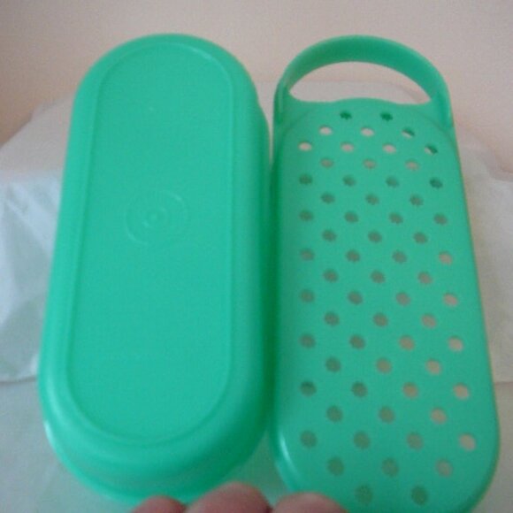 Vintage Tupperware Green Jadeite 2 Pc Cheese Grater Shredder #1375-15 Great Cond - Picture 2 of 4